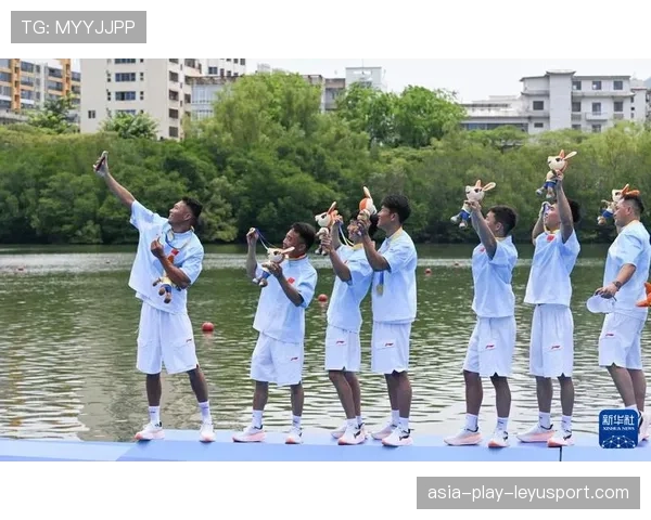 台湾代表团亚沙会由龙舟选手菈后·苡婭和篮球选手张俊生掌旗，台湾候选人张亚中